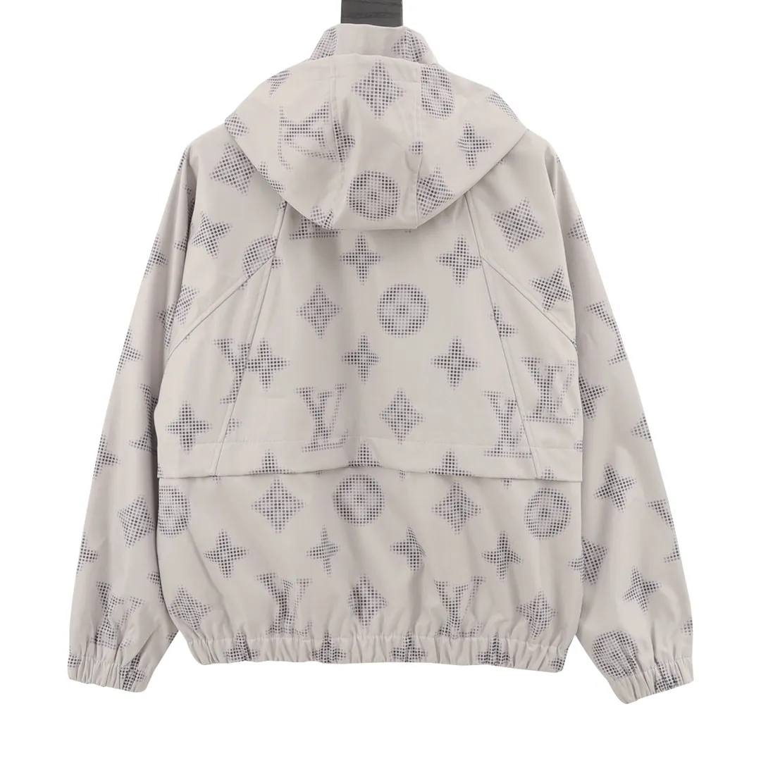 🅿️550 LouisVuitton/Louis Vuitton presbyopia all-over printed windbreaker zipper jacket. Purchase the original version and have it printed immediately. The fabric is made of custom densely spun technical fabric that is light and thin, and the upper body is silky and breathable. Infrared positioning cutting, workwear-style windbreaker design, the upper body is invincible and versatile. All details are customized and developed, and all hardware and accessories are restored to ZP. Size：XS-L
